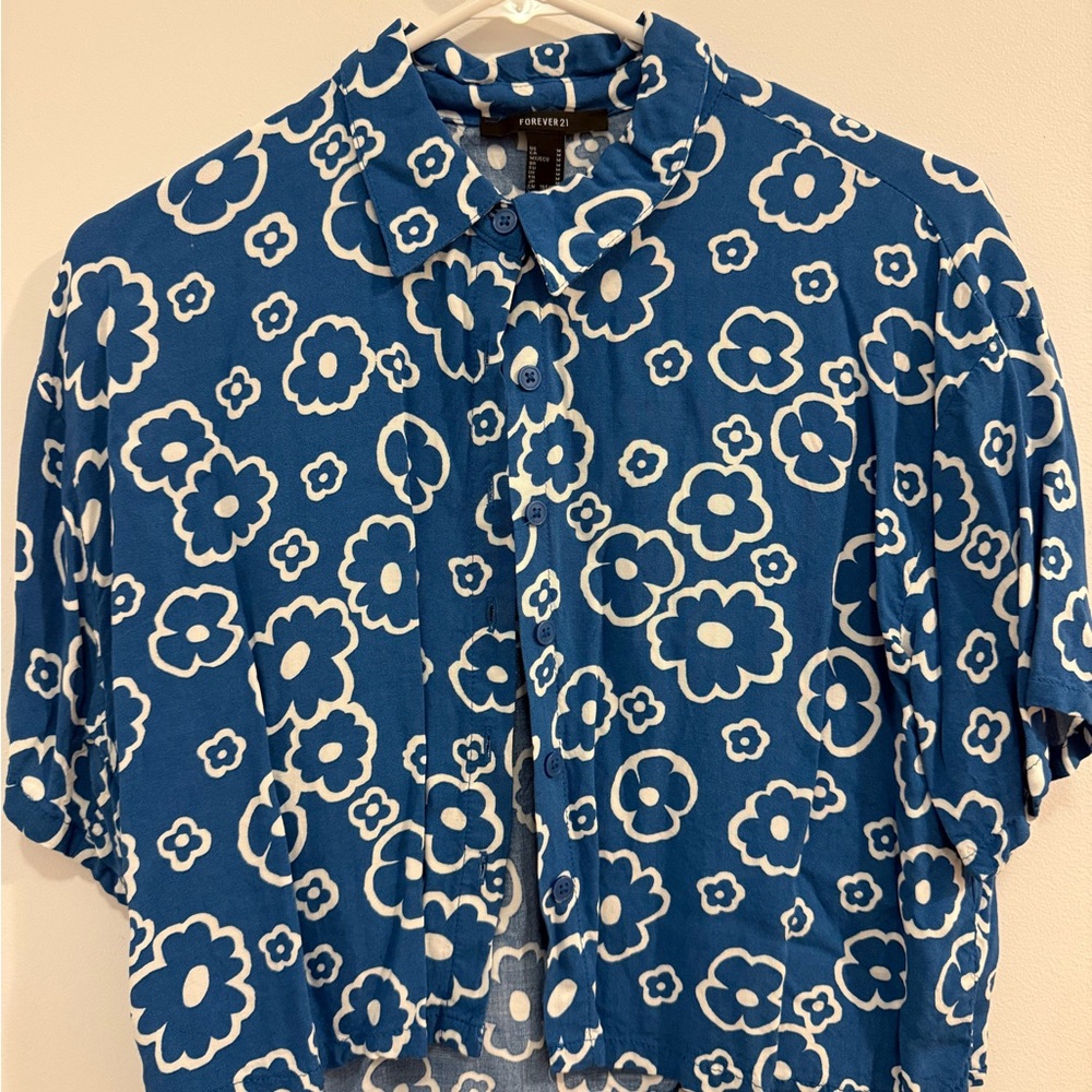 Never worn Forever 21 Blue and White Floral Crop Top